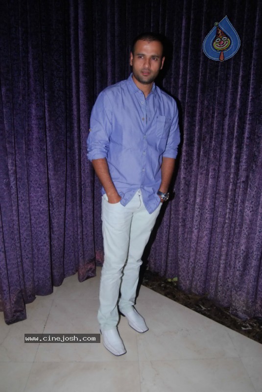 Bolly Hot Celebs at Dahi Handi Event in Night Club - 32 / 79 photos