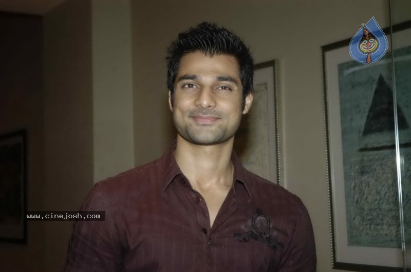 Bolly Hot Celebs at Dahi Handi Event in Night Club - 37 / 79 photos