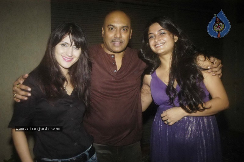 Bolly Hot Celebs at Dahi Handi Event in Night Club - 39 / 79 photos