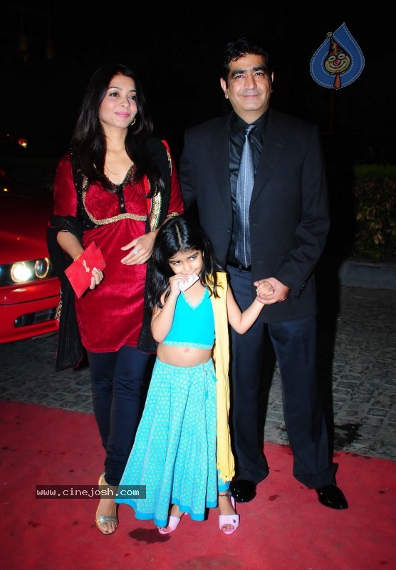 Bolly Stars at Dr.Agarwal's Daughter Wedding - 32 / 38 photos