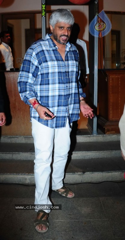 Bolly Stars at Dr.Agarwal's Daughter Wedding - 34 / 38 photos