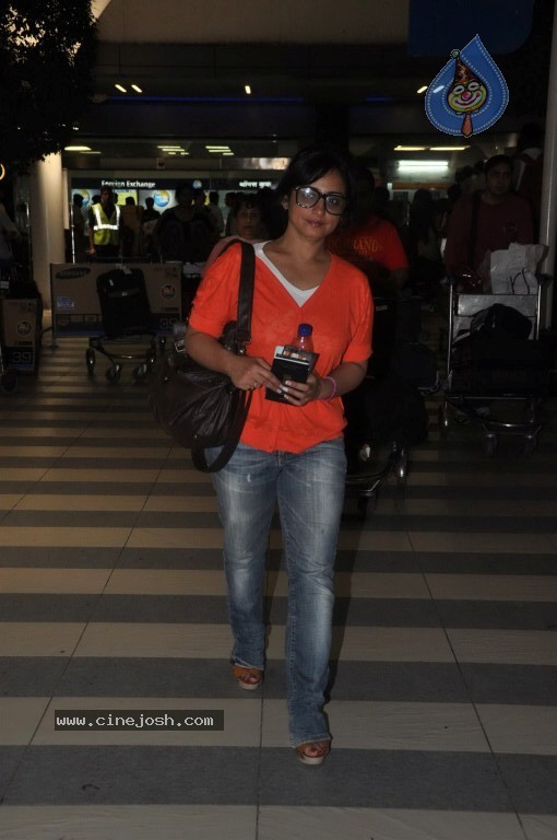 Bolly Stars at Mumbai Airport - 1 / 78 photos