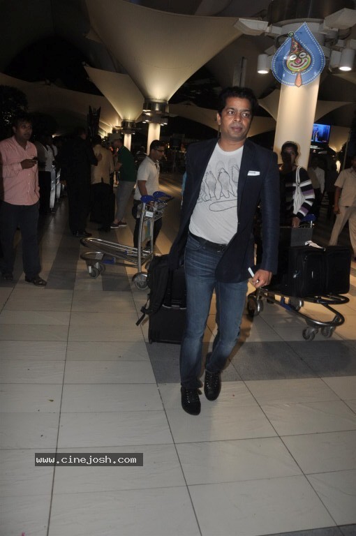 Bolly Stars at Mumbai Airport - 2 / 78 photos