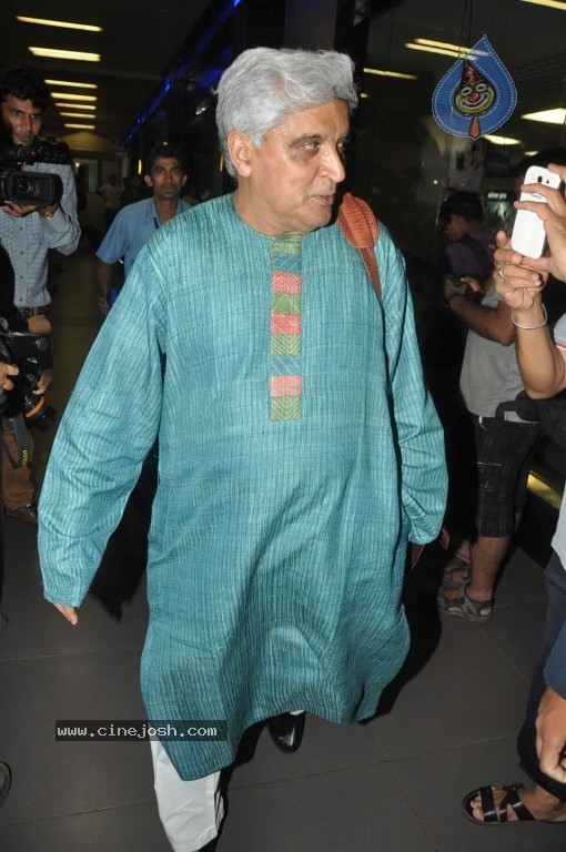 Bolly Stars at Mumbai Airport - 25 / 78 photos