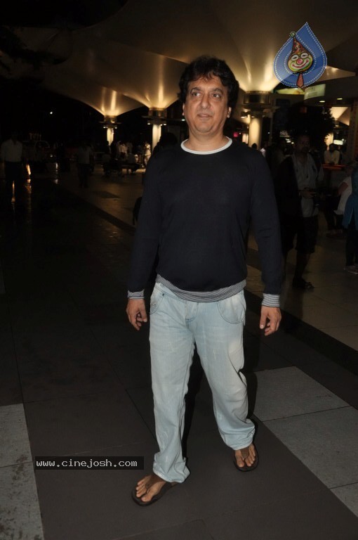 Bolly Stars at Mumbai Airport - 26 / 78 photos