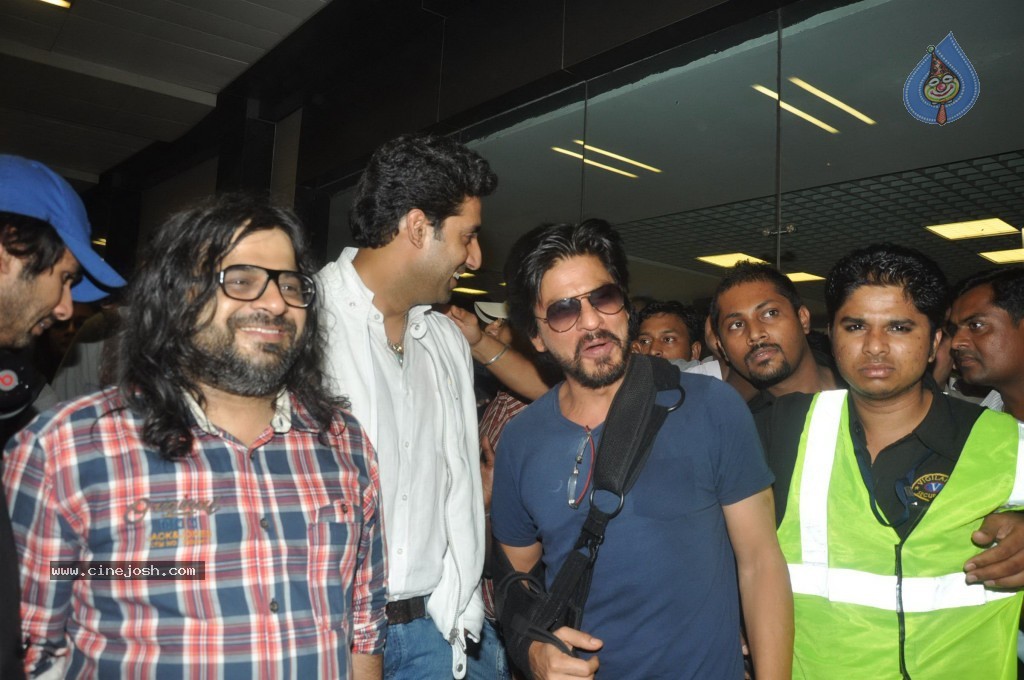 Bolly Stars at Mumbai Airport - 27 / 78 photos