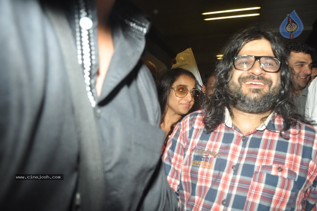 Bolly Stars at Mumbai Airport - 29 / 78 photos