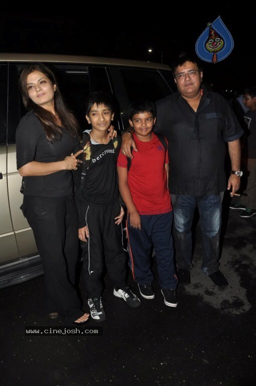 Bolly Stars at Mumbai Airport - 30 / 78 photos
