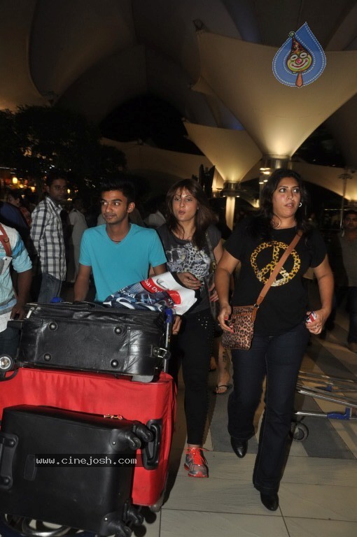 Bolly Stars at Mumbai Airport - 31 / 78 photos
