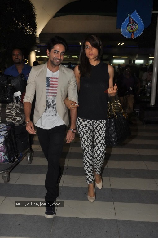 Bolly Stars at Mumbai Airport - 35 / 78 photos