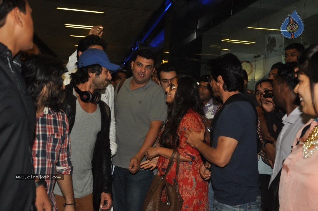 Bolly Stars at Mumbai Airport - 36 / 78 photos