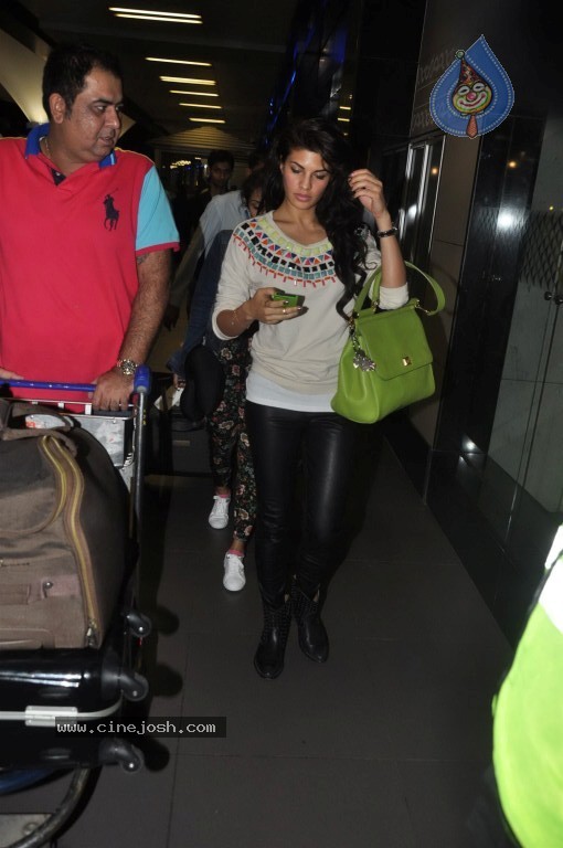 Bolly Stars at Mumbai Airport - 37 / 78 photos