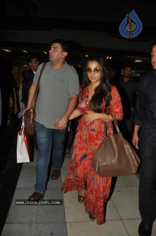 Bolly Stars at Mumbai Airport - 38 / 78 photos
