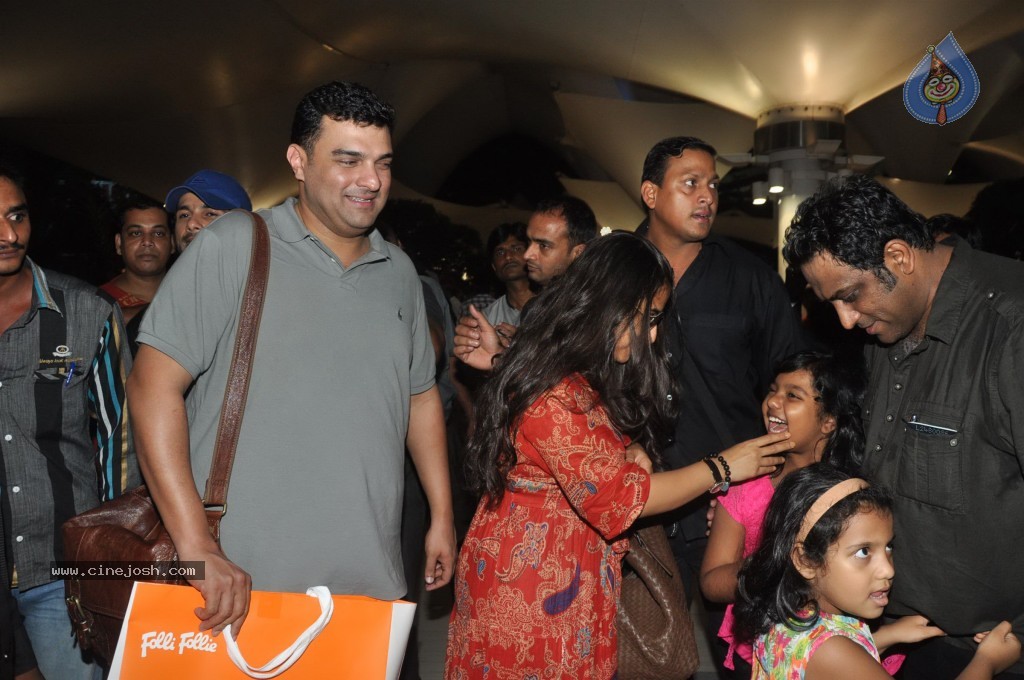 Bolly Stars at Mumbai Airport - 41 / 78 photos