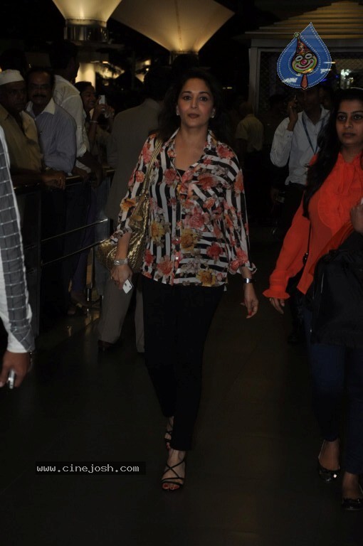 Bolly Stars at Mumbai Airport - 44 / 78 photos