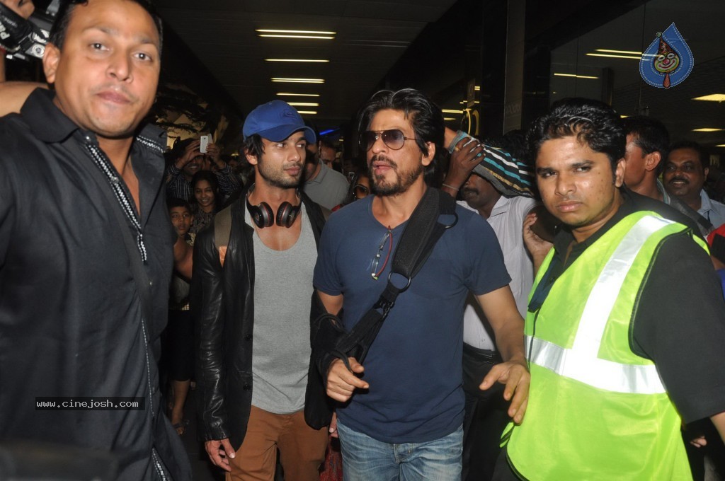 Bolly Stars at Mumbai Airport - 45 / 78 photos