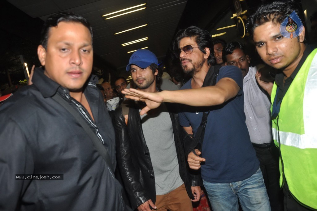 Bolly Stars at Mumbai Airport - 46 / 78 photos