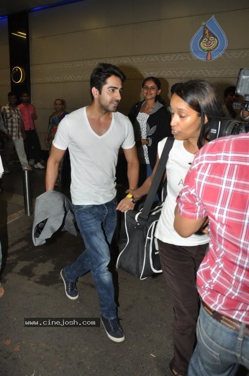 Bolly Stars at Mumbai Airport - 52 / 78 photos