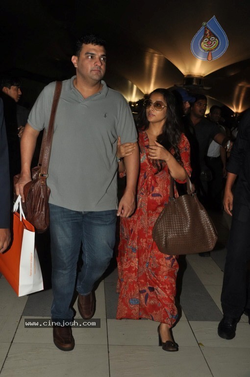 Bolly Stars at Mumbai Airport - 54 / 78 photos