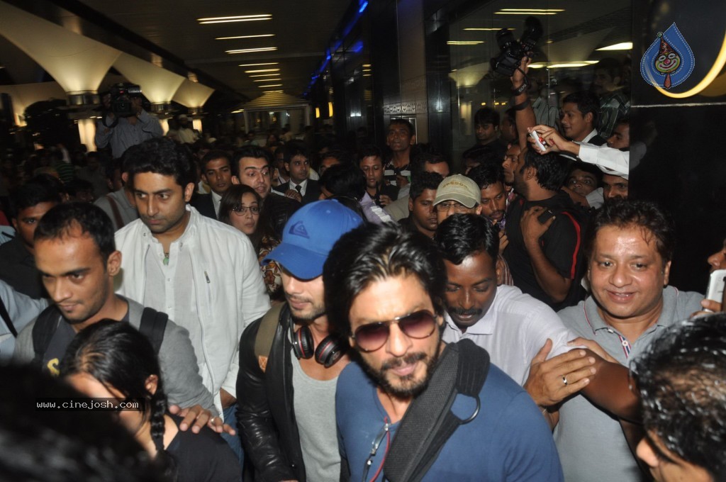 Bolly Stars at Mumbai Airport - 57 / 78 photos