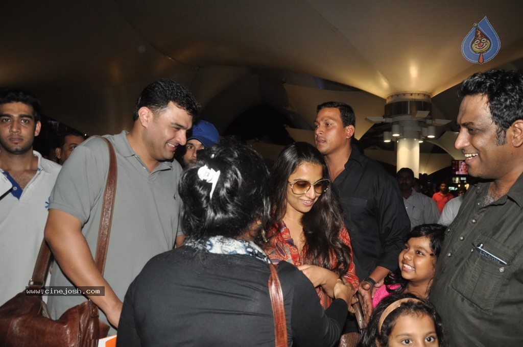 Bolly Stars at Mumbai Airport - 59 / 78 photos