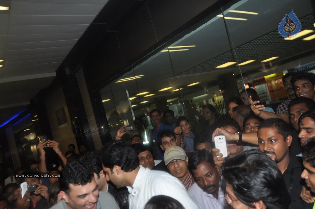 Bolly Stars at Mumbai Airport - 60 / 78 photos