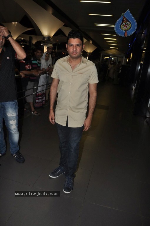 Bolly Stars at Mumbai Airport - 69 / 78 photos