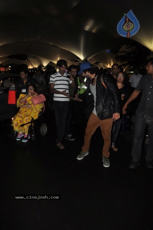 Bolly Stars at Mumbai Airport - 70 / 78 photos
