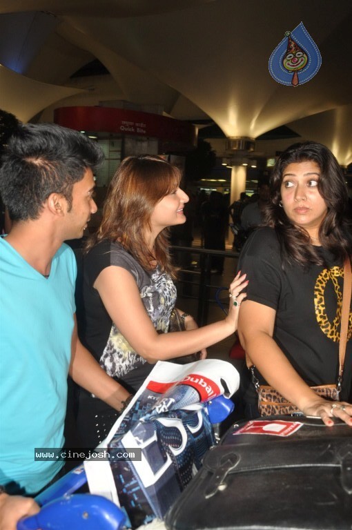 Bolly Stars at Mumbai Airport - 71 / 78 photos