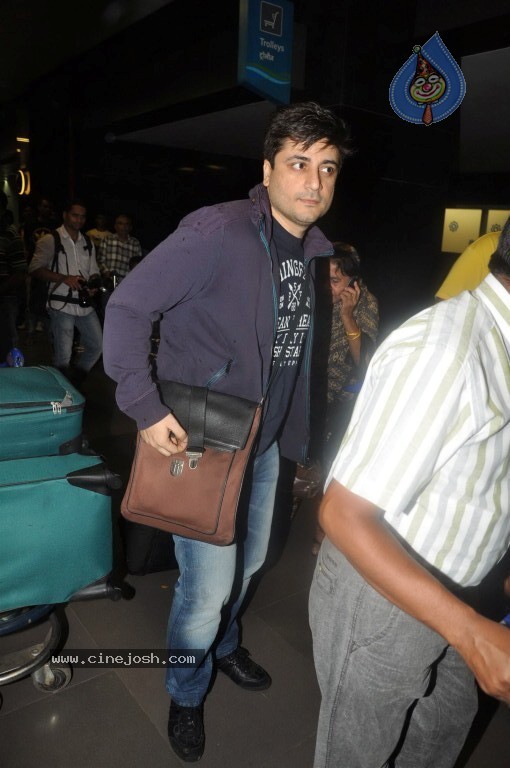 Bolly Stars at Mumbai Airport - 73 / 78 photos