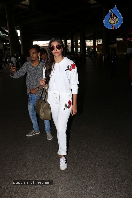 Bollywood Actresses Spotted at Airport - 16 / 42 photos