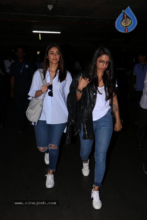 Bollywood Actresses Spotted at Airport - 22 / 42 photos