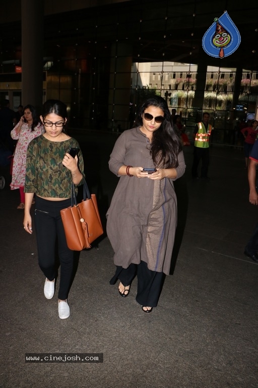 Bollywood Actresses Spotted at Airport - 36 / 38 photos