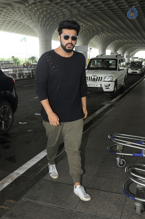 Bollywood Celebrities at Airport - 24 / 41 photos
