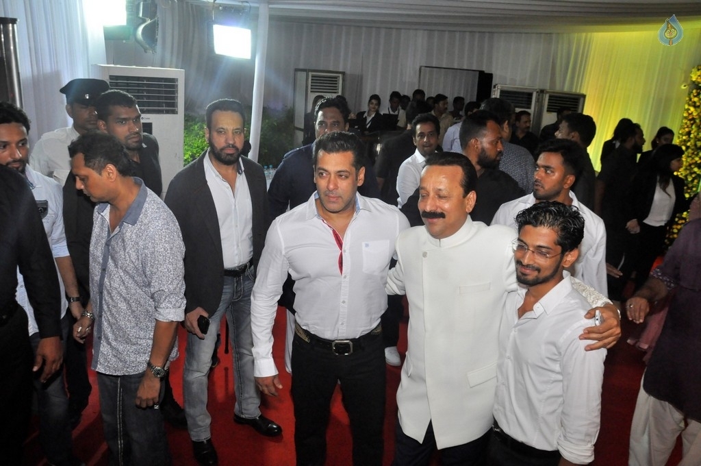 Bollywood Celebrities At Baba Siddique Iftar Party - 66 / 78 photos