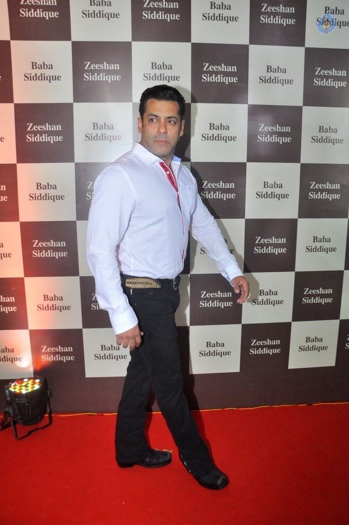 Bollywood Celebrities At Baba Siddique Iftar Party - 70 / 78 photos