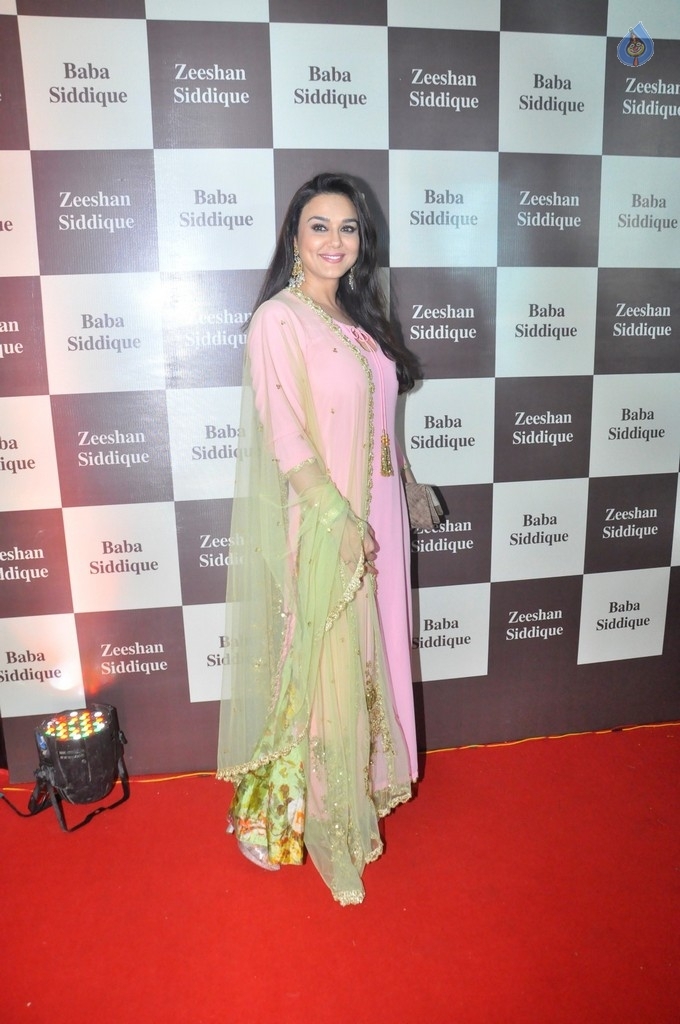 Bollywood Celebrities At Baba Siddique Iftar Party - 78 / 78 photos