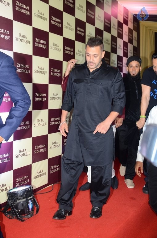 Bollywood Celebrities at Baba Siddique Ifter Party 1 - 7 / 80 photos