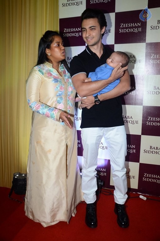 Bollywood Celebrities at Baba Siddique Ifter Party 1 - 19 / 80 photos