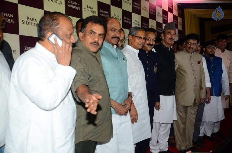 Bollywood Celebrities at Baba Siddique Ifter Party 1 - 45 / 80 photos