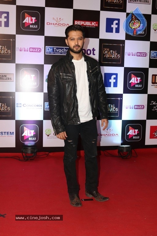 Bollywood Celebrities at Digital Awards Function - 40 / 51 photos