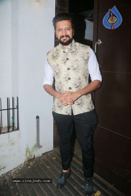 Bollywood Celebrities at Diwali Celebrations Photos - 33 / 76 photos