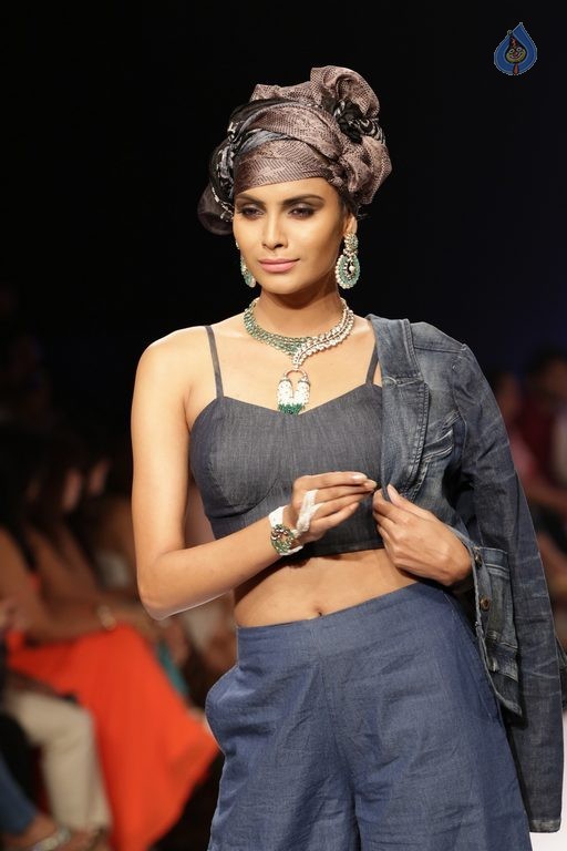 Bollywood Celebrities at IIJW 2015 Show - 55 / 90 photos