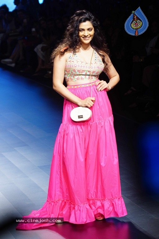 Bollywood Celebrities At Lakme Fashion Week - 6 / 14 photos