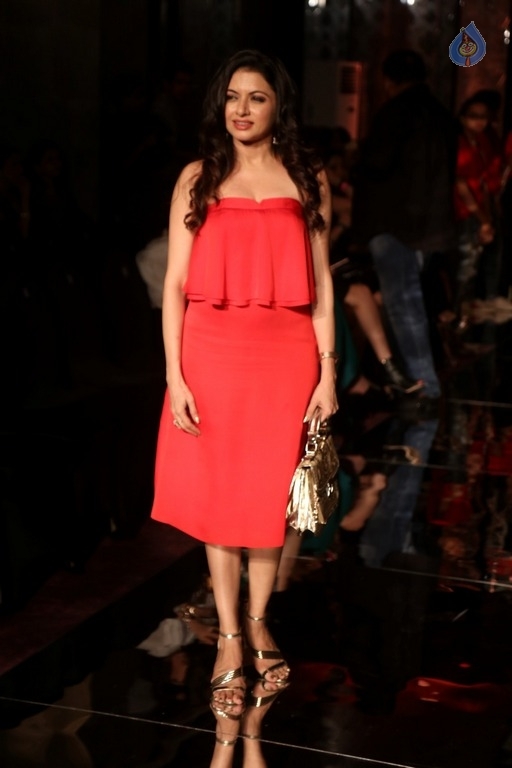 Bollywood Celebrities at LFW 2017 - 5 / 31 photos