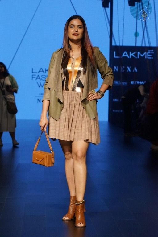 Bollywood Celebrities at LFW 2017 - 7 / 31 photos