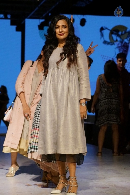 Bollywood Celebrities at LFW 2017 - 25 / 31 photos