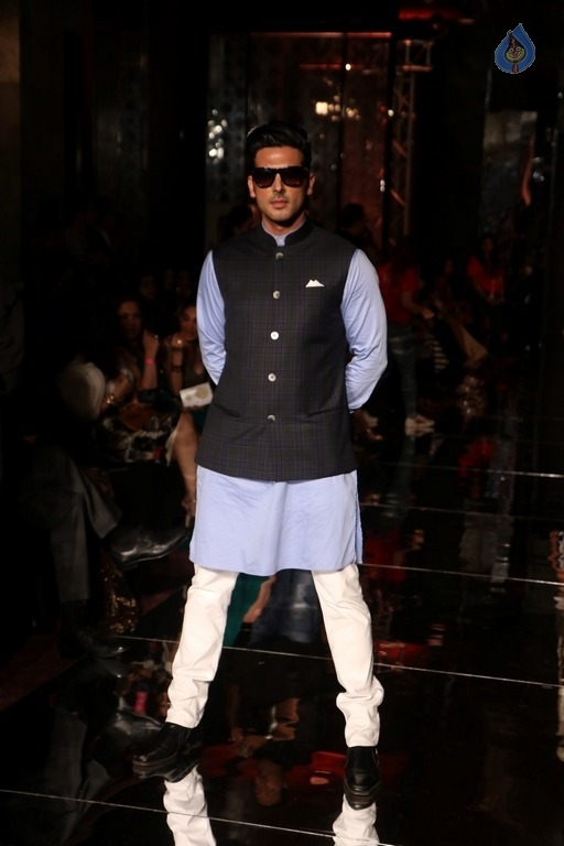 Bollywood Celebrities at LFW 2017 - 28 / 31 photos