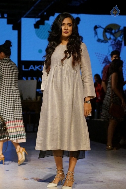 Bollywood Celebrities at LFW 2017 - 31 / 31 photos