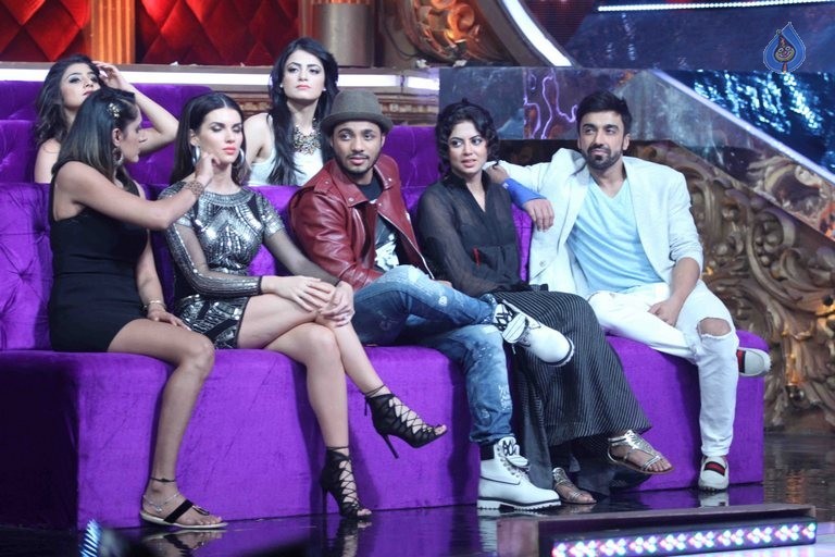 Bollywood Celebrities at Super Finale of JDJ - 35 / 48 photos